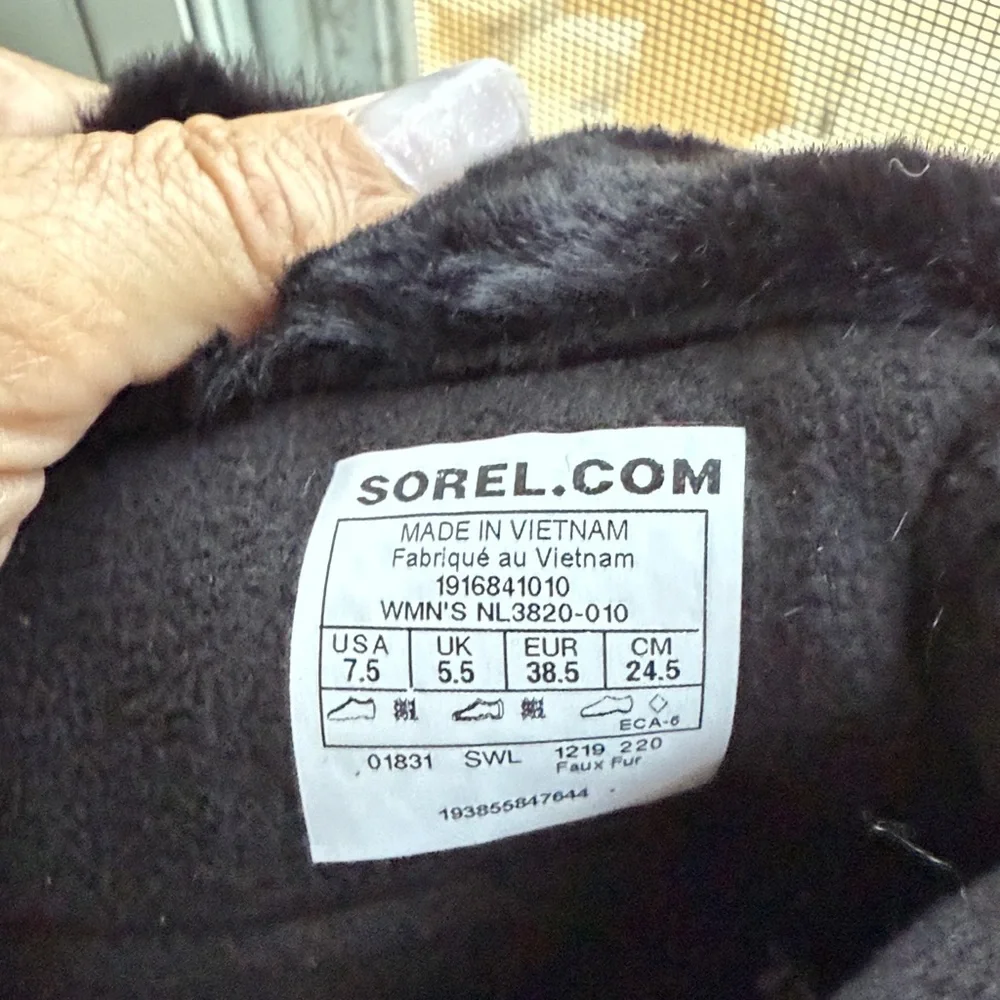 Sorel Winter Boots with White Sole - Picture 5 of 5